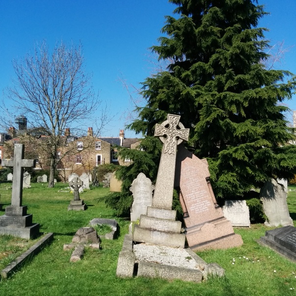 Gli inglesi hanno un rapporto più confidenziale con le morte. Il cimiterino monumentale di Margravine - dietro casa mia - è in realtà un parco dove giocano bambini e cani... 